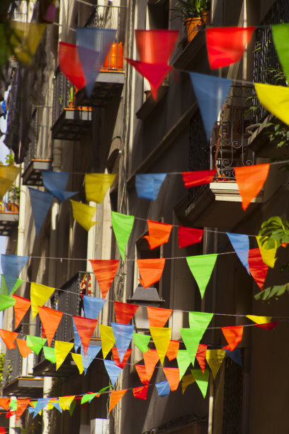 狭窄街道上的节日彩带装饰。图片下载