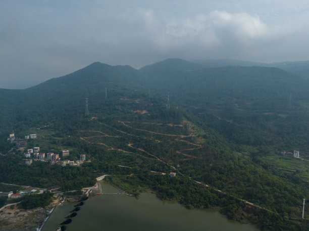 葱郁的山村和蜿蜒的山路的航拍照片图片下载