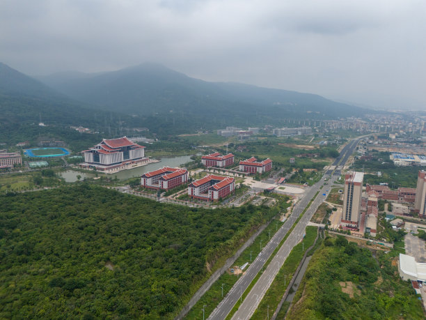 鸟瞰图大学城和住宅建筑和道路在郊区图片下载