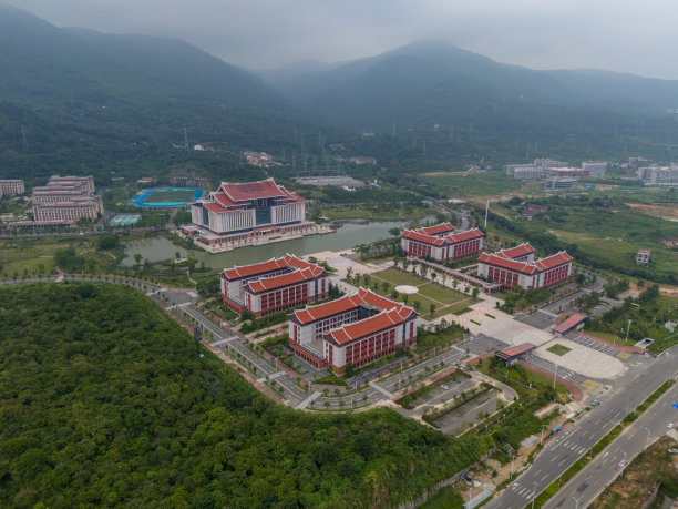 大学城和郊区道路的鸟瞰图图片下载