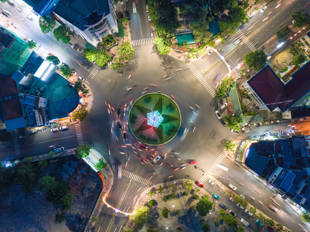 车辆绕着交通圆环移动图片下载