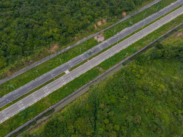葱郁道路的航拍照片图片下载