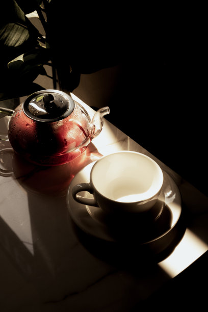 壶里的凉茶，空茶杯图片下载