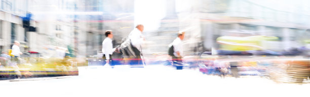 很多人走在城市的街道上。模糊的长时间曝光图像，代表着现代大都市繁忙的生活图片下载