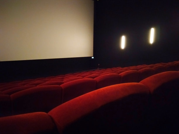 电影院红色的空座位。图片下载