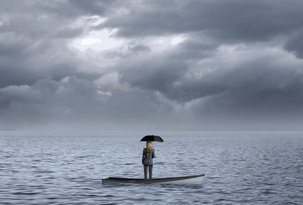 被困的女商人在下沉的小船上拿着一把伞图片下载