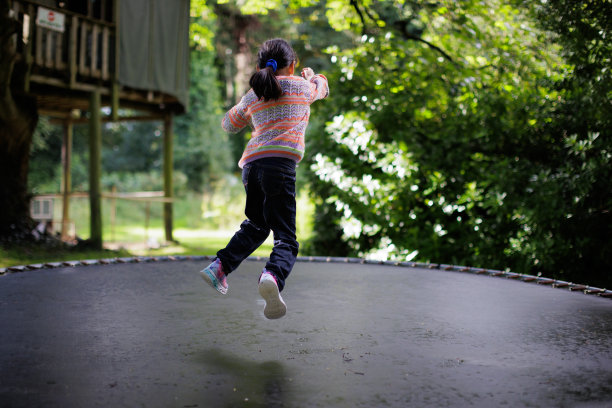 小女孩喜欢在暑假玩蹦床图片下载