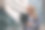 一位女商人站在商业大楼附近，笔记本电脑提高了她的工作效率图片下载