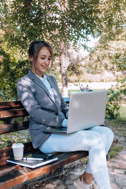 无缝连接，坐在长凳上用笔记本电脑工作图片下载