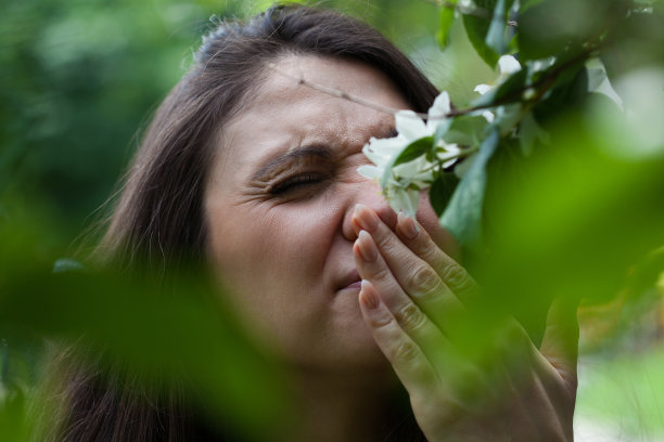 患有春季过敏症的年轻女子图片下载