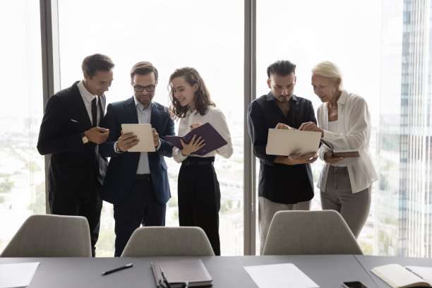 两个办公室业务小组合作完成任务，使用电脑设备图片下载