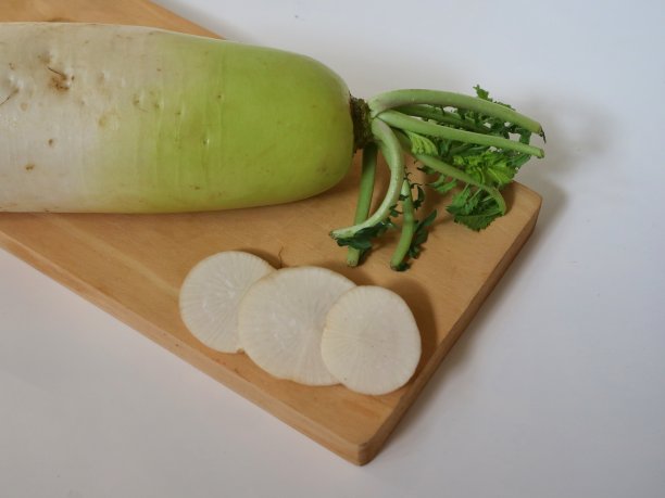 用白萝卜或白萝卜或白萝卜隔离在木制砧板上。孤立在白色背景上。图片下载