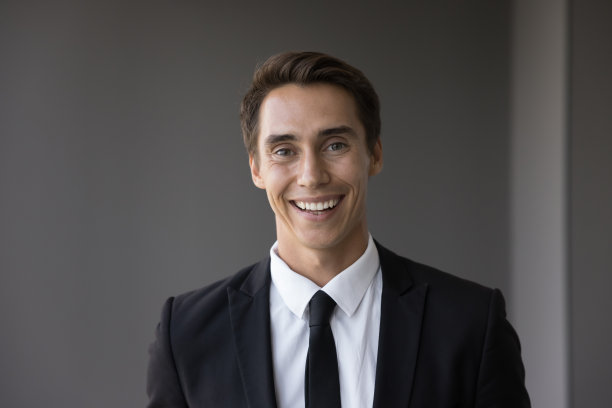 穿着正装打领带的年轻商人图片下载