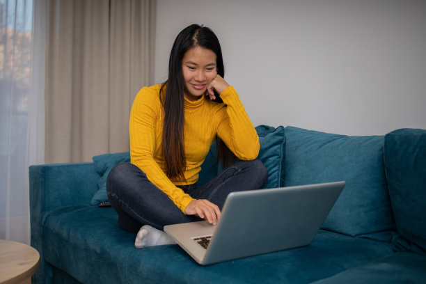 年轻时尚的女性在家工作图片下载