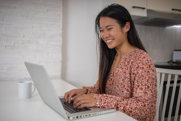 年轻时尚的女性在家工作图片下载