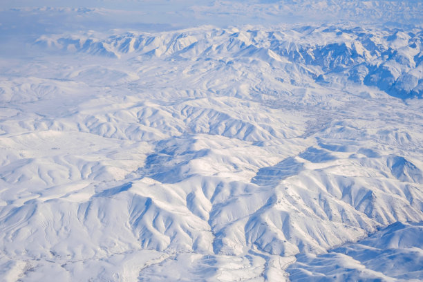 鸟瞰白雪皑皑的土耳其金牛座山脉图片下载