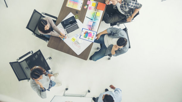 俯视图商务人士在会议室的办公桌旁开会。团队业务会议，合作计划，一起头脑风暴。团队合作伙伴公司头脑风暴小组图片下载