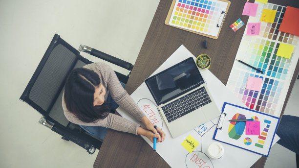 俯视图商务人士在会议室的办公桌旁开会。团队业务会议，合作计划，一起头脑风暴。团队合作伙伴公司头脑风暴小组图片下载