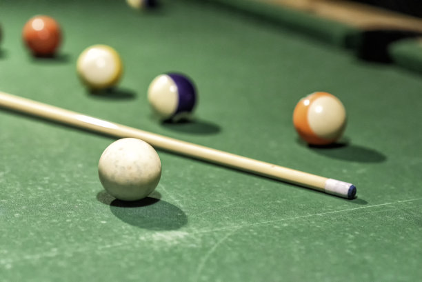 古堡里的台球桌上有台球图片下载