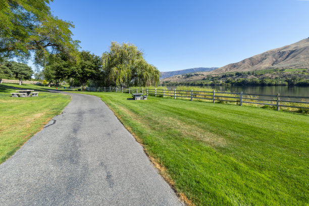 风景优美的滨水柯比比林斯利水电公园沿哥伦比亚河，因为它通过东韦纳奇在28号高速公路在切兰县，华盛顿州，美国。图片下载