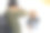 亚洲男人和女人在关系旅行者夫妇的肖像。男友在泰国曼谷街头的佛寺前给女友拍照，东南亚——人们旅行摄影的概念图片下载