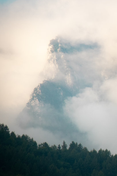 山被云覆盖着图片下载