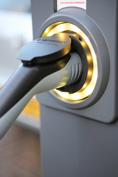 背景车牌失焦的电动汽车充电点图片下载