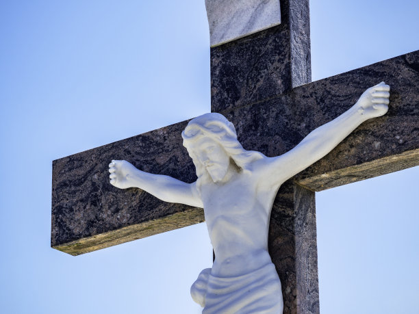 耶稣在大理石十字架上的水泥雕像图片下载