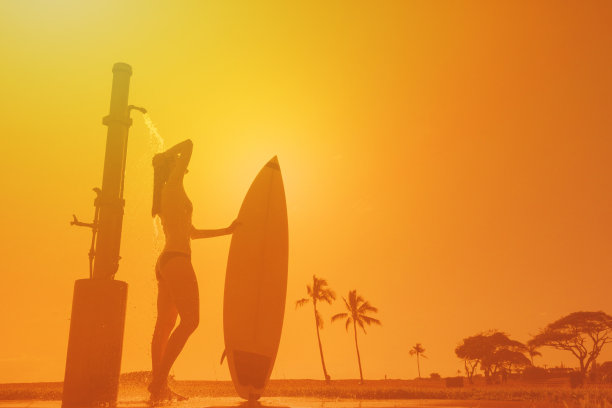 冲浪后洗澡的女人。图片下载