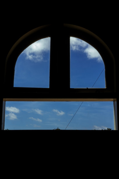 眺望海洋和天空的拱窗剪影图片下载