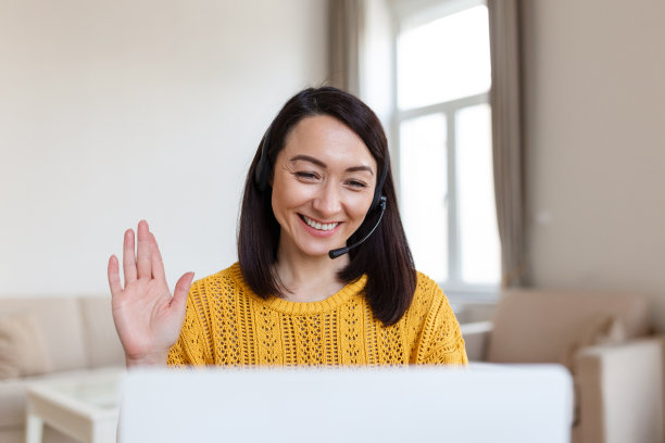 亚洲女商务教师导师戴着无线耳机视频会议电话在笔记本电脑上通过网络摄像头交谈学习教学在线聊天，远程网络研讨会在线教学的概念图片下载