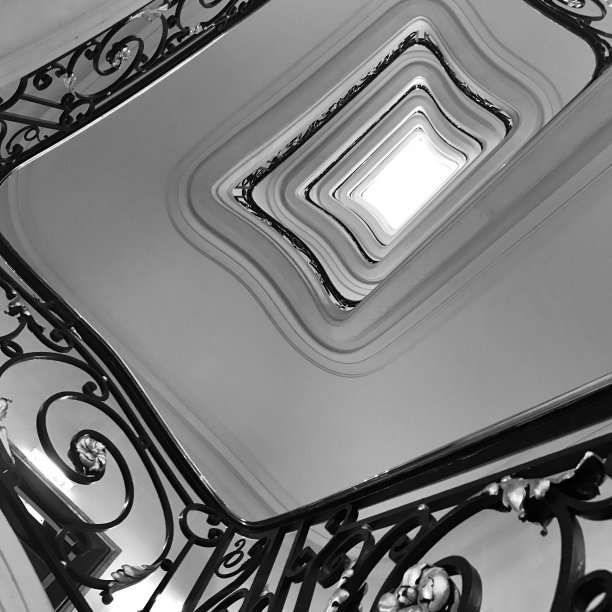 在带木栏杆的美丽豪华楼梯上观看自下而上图片下载