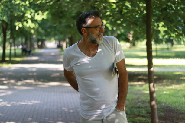 大四学生找地方看新闻图片下载