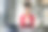 年轻的房地产中介工作人员在办公室的桌子上放着笔记本电脑和平板电脑，旁边是小房子。图片下载