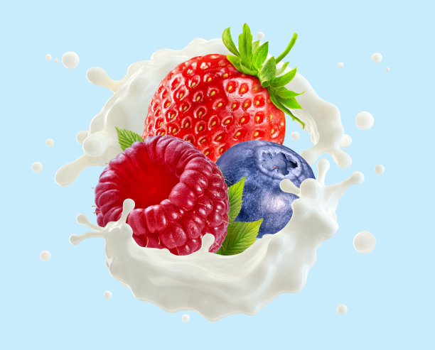 鲜牛奶或酸奶中加入成熟的草莓、蓝莓和覆盆子。图片下载
