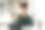 迷人的年轻非洲学生在大学图书馆学习，坐在书桌前，使用笔记本电脑，平板电脑和耳机进行视频聊天。图片下载