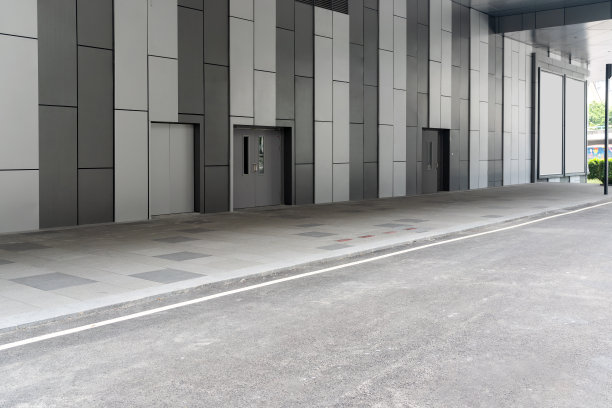 市中心街道上现代建筑前空荡荡的混凝土地板。图片下载