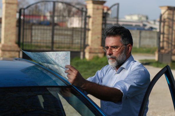 一个陌生人在另一个城市，手里拿着地图图片下载