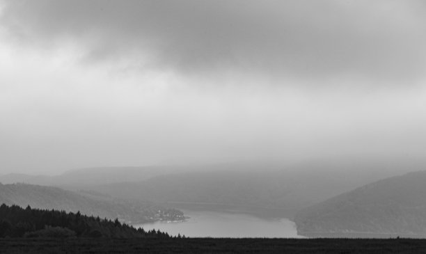 夏天有雾的一天图片下载