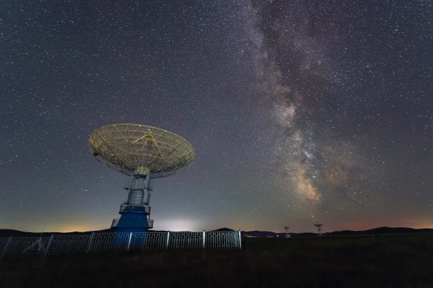 射电望远镜和银河系图片下载
