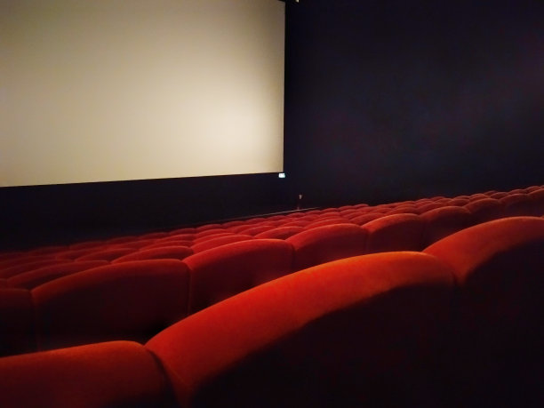 电影院红色的空座位。图片下载