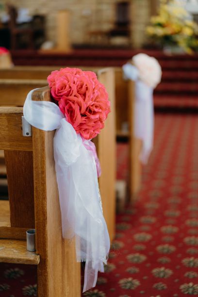 教堂婚礼上，长椅上系着红玫瑰图片下载