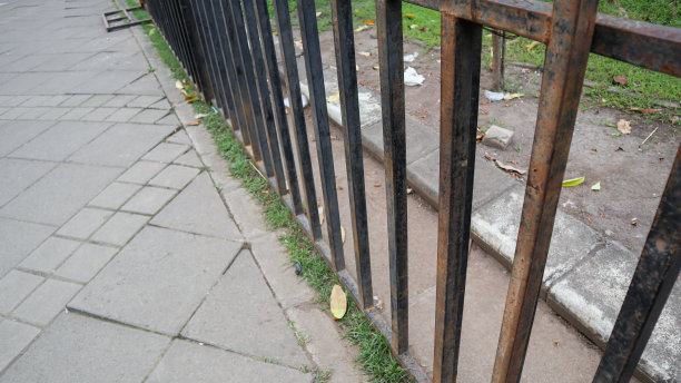 城市公园里生锈的铁栅栏图片下载