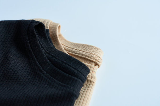 白色背景的棉衣。特写镜头。黑色和米色的衣服。图片下载