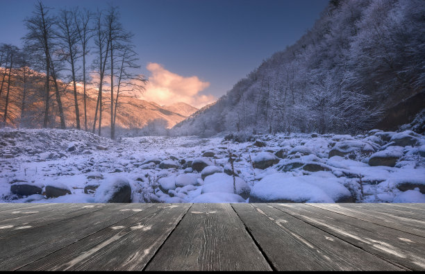 户外大自然中雪山和空木桌的冬季景观景观。自然模板景观图片下载