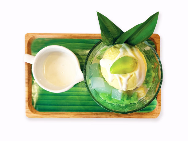 芒果冰淇淋，上面有芒果棒，香兰糯米，椰浆，椰浆甜点。泰式风格，高视角，背景孤立图片下载