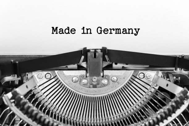 德国制造的短语特写正在打字，并集中在一张旧的老式打字机机械纸上图片下载