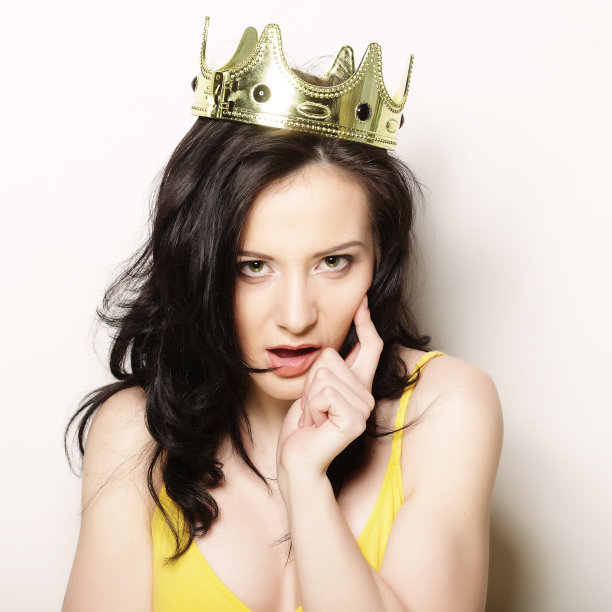 戴王冠的女人图片下载