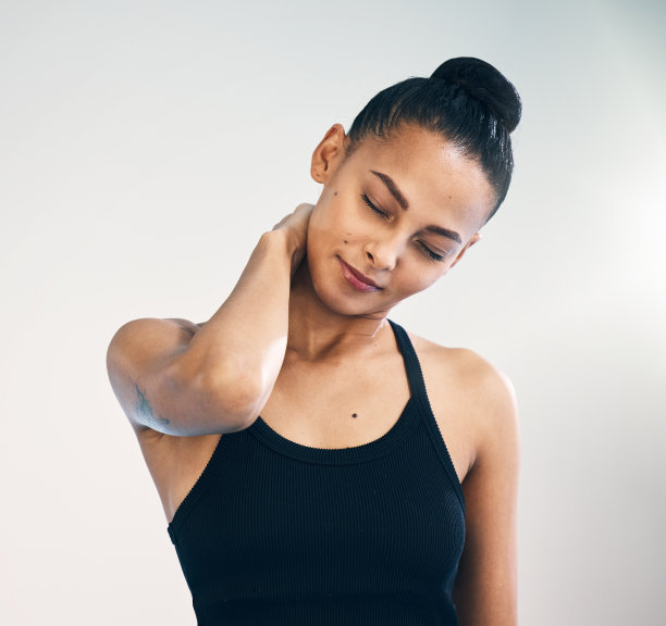 健身，受伤和颈部疼痛的妇女在瑜伽练习工作室在灰色背景。脊柱，问题和女孩遭受受伤的肌肉，关节炎或肩膀拉伤后锻炼跑步图片下载