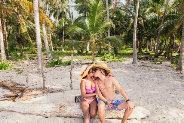 一对情侣互相亲吻图片下载